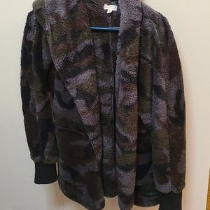 Hem and thread camo cozy jacket